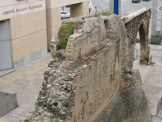 <center>Aqueduc du XIIIe siècle</center>Cet aqueduc a été l'élément principal de la distribution d'eau dans Marseille, jusqu'à l'arrivée des eaux de la Durance en 1849. Il approvisionnait les 380 puits de la vieille ville. Alimenté à son origine au 13° siècle, par des captages divers de ruisseaux, il a été raccordé au 16° siècle à l'Huveaune et au Jarret.