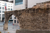 <center>Aqueduc du XIIIe siècle</center>L'aqueduc est un canal souterrain qui a son origine au dessus du village de la Pomme et il se terminait au lavoir Saint-Laurent, dans le Panier. Il passait sous les maisons jusqu'à la rue Bernard Dubois où commençaient les arcades dont il ne reste qu'une arche. Ici, se trouvaient 8 arches jusqu'en 1828 qui formaient des portes d'entrées sur la ville : 4 étaient réservées aux charrettes et voitures et 4 étaient réservées aux piétons.
L'aqueduc passait sur ses arcades sur une longueur de 170m entre la butte Saint Charles et la butte des Carmes, et c'est sur ce parcours seulement que les eaux étaient à découvert. Lorsque ces arches ont été jugées néfastes au développement du commerce de par leur emplacement qui génait la circulation, on les remplaça par des conduites en souterrain.
On commença à détruire les 8 arches lorsqu'on entreprit la construction de la Porte d'Aix ...