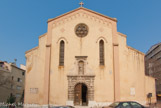 <center>L'église des Carmes</center>L’origine de l’ordre du Carmel est mystérieuse, peut être biblique : il serait né en terre sainte, au mont Sion. Les Carmes est la branche masculine, les Carmélites étant la branche féminine, c’est un des plus anciens et des plus importants ordres. Ils sont arrivés très tôt à Marseille, peu après leur création, au début XIIIe, aux Aygalades, avec un ermitage occupé par 3 ou 4 moines et ici où ils construisirent, dans les années 1260, un immense couvent de 50 moines, équipé d'un hôpital. Notre-Dame du Mont Carmel est le seul vestige du couvent urbain de l'ordre. De la première église, il n’en reste rien. Son état actuel est le résultat d'une reconstruction du XVIIe siècle (à partir de 1603, portail et sculpture) et d'une restauration générale au XIXe siècle.
De type provençal, elle est percée de deux fenêtres latérales et d’une rosace médiane.