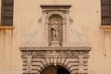 <center>L'église des Carmes</center>Seule décoration, un beau portail Renaissance de l'architecte aixois Pierre Pavillon, à bossage et pointes de diamant, orné de consoles dans l'esprit manièriste, et surmonté d’une niche baroque abritant une Madone à l’Enfant.