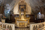 <center>L'église des Carmes</center>Derrière l’autel, le mur n’existait pas, il y avait une rotonde surmontée d’une coupole qui s’est  effondré en 1898, amputant une partie de l'église. Cette rotonde constituaut le chœur, fermé par des grilles, et où les religieux suivaient la messe. Dans d’autres églises ils étaient dans des tribunes. Dans ce chœur se trouvaient 60 stalles sculptées par Antoine Duparc en 1608. En 1801, lors de la réouverture de l’église paroissiale, elle était dans un état pitoyable, on ferme le chœur et on récupère les stalles.