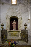 <center>Première chapelle de droite.</center>Les fonts baptismaux en marbres polychromes du XVIII, sans doute de Fossati.