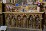 <center>Troisième chapelle de droite</center>Vers 1250 un moine, d’origine britannique, le frère Simon Stoch, a une apparition de la Vierge qui lui dit « Je vais accorder à ton ordre le privilège du scapulaire ». Beaucoup de tableaux représentent la Vierge et l’Enfant en train de passer le scapulaire au frère, c’est pour cela que le scapulaire est la caractéristique de l’ordre du Carmel. Le scapulaire est un vêtement constitué de deux morceaux d’étoffe avec deux épaulettes, un peu comme une chasuble. La vierge qui donne le privilège de porter son manteau transmet aussi sa protection à tous ceux qui s’intéresseront et serviront cet ordre. Une statue en argent de Notre Dame du Mont Carmel représentant la Vierge à l’Enfant tendant le scapulaire a disparu à la révolution. Un siècle plus tard cette révélation, Jean XXII en aura une autre complémentaire : ceux qui porteront avec dévotion et humilité ce scapulaire auront une grande confiance dans la puissance de Marie et obtiendront le privilège Sabatin : c’est-à-dire que ceux qui meurent un jour de la semaine et qui doivent se purifier avant l’entrée au Paradis, le samedi qui suit, Notre Dame du Mont Carmel les libérera du purgatoire.
