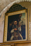 <center>L'église des Carmes</center>Sacristie. Portrait de l’abbé Decanis, par Dellepiane, avec au fon la représentation de l’église avant la tranchée de la rue Impériale.