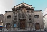 <center>Eglise Saint Théodore</center>Sur la façade : statues de St Louis, roi de France à droite, Saint Louis d’Anjou, évêque de Toulouse (ou St Théodore bénissant la ville de Bagnasco 1855)  et la vierge immaculée en apothéose, portail fin XVIII. Le cloître était à droite.