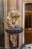 <center>Eglise Saint Théodore</center>Bénitier ancien régime, de Fossati. Les deux bras sont un des symboles des Franciscains : bras du Christ et bras dun Franciscain.
