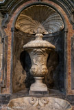 <center>Eglise Saint Théodore</center>Le portique reçoit une urne monumentale ornée du blason d'une famille locale.
La cuve elle-même est en forme de coquille, lisse.