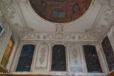 <center>Eglise Saint Théodore</center>Sacristie : les boiseries d’origine ont disparues, les stucs sont d’époque Louis XV, du XVIII. On peut voir des médaillons avec les bras croisés, dans les angles des encensoirs desquels s’échappe de la fumée,