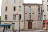 <center>La Synagogue</center>La Synagogue, édifiée en 1367 et remaniée au 18ème siècle par l’architecte Antoine D’Allemand, est la plus vieille de France, encore en activité. Mais vous ne saurez la distinguer des autres maisons du quartier juif appelé 