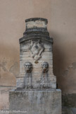 <center>Fontaine derrière le palais de justice.</center>