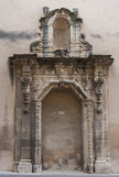 <center>Porte de l'ancien couvent des carmélites. XVIIe.</center>Elle se trouve sur le coté du palais de justice.