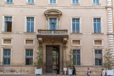 <center>Le palais de justice.</center>De 1646 à 1648, une seconde campagne de construction est menée avec le maître-maçon de Cavaillon, Bernard Moureau, un sculpteur carpentrassien, Charles Coudray et le menuisier Nicolas Jacquin.
Le palais épiscopal devient palais de justice en 1801 après le Concordat (traité entre le Saint-Siège et l’État) qui prévoit la suppression de l’évêché de Carpentras et son transfert à Avignon