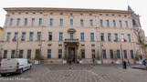 <center>Le palais de justice.</center>Au XIVe s, il existait déjà un palais épiscopal, style forteresse médiévale. Le palais du recteur, représentant du Pape, se trouvait à Pernes car l'évêque étant seigneur de la ville, possédant les pouvoirs temporel et spirituel, le recteur ne pouvait pas s'établir à Carpentras. Mais en 1320, l'évêque Othon cède ses droits au pape et le recteur vient s'installer dans le palais. 
Au XVIIe s, ce palais devait être vétuste et Monseigneur Alessandro Bichi, cardinal-évêque de Carpentras dès 1630, fait construire un nouveau palais par l'architecte avignonnais François Royers de la Valfenière. Originaire de Sienne, l’homme d’église choisit d’édifier un bâtiment dans le style des palais italiens Farnèse et Schiara : balcon saillant, pilastres à bossages, énorme corniche … ). Il faut 6 ans pour le terminer en 1646.
La façade (57 m de long sur 20 m de haut), d'une ordonnance simple, est rythmée par les trois étages de fenêtres séparés par un bandeau horizontal; des bossages verticaux en fort relief divisent l'ensemble en trois parties. Les pilastres en pierre de taille sont différents suivant les niveaux :  arrondis pour le rez-de-chaussée, en biseau pour le 1er étage, à angle droit pour le dernier. A chaque angle, un chapiteau dorique.
