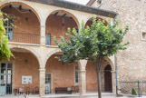 <center>La Charité</center>A la suite des legs de Jean Bernard (1669) et du chanoine Nepton (1672), la ville acquiert une grande maison bourgeoise pour en faire une Charité.
L'institution a pour but d'enfermer, entretenir et éduquer les défavorisés : enfants abandonnés, pauvres des deux sexes, vieillards impotents, infirmes incapables de travailler. La Charité est placée sous le vocable de Saint Jean de Dieu.
Articulés autour de deux - cours, les corps de bâtiments s'appuient sur de vastes caves voûtées à moitié enterrées et s'élèvent sur trois niveaux. Des arcades en pierre dc taille bordent les galeries de circulation. On y voit des marques de tâcherons : les pierres sont clés remplois de matériaux du Moyen Âge, peut-être  prélevés sur les remparts. Une tour carrée de trois étages se dresse comme une proue face au sud. Depuis la destruction des remparts au XIXe siècle, son aspect évoque celui d'un donjon. 
Administrée par des recteurs, l'institution connaît un fonctionnement difficile malgré les dons. Des soeurs de Saint- Joseph assurent l'économat, les soins médicaux et la surveillance des ateliers. La discipline carcérale est mal supportée par les « charitons » affectés à des travaux de bourrellerie, de dévidage des cocons de ver à soie ...
En 1799, les adultes sont transférés à l'Hôtel-Dieu. Les orphelins restent à la Charité jusqu'à la fin du XIXe siècle. Une école supérieure de jeunes filles occupe les locaux jusqu'en 1924.
Enfin, en 1975, une restauration est engagée dans le cadre de la réhabilitation de l'îlot Cottier. La Charité abrite aujourd'hui le centre culturel.