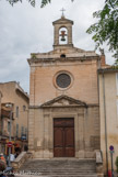 <center>La chapelle des Pénitents Blancs </center>Fondée en 1585, la confrérie des Pénitents Blancs s'installe près de l'église Saint-jean-du-Bourg. Elle se place sous le vocable de Notre-Dame-de-Pitié en référence à la Passion du Christ et à la souffrance de la Vierge Marie. Consacrée en 1661, la chapelle est réaménagée en 1705 puis en 1779.
Cet édifice à nef unique de trois travées, dont le choeur a disparu, n'a pas de chapelle latérale.
La façade à deux niveaux, s'élevant sur le perron d'une dizaine de marches, est couronnée d'une corniche moulurée surmontée d'un clocher mur. Encadrée de pilastres d'angle, elle est percée d'une porte à fronton triangulaire orné d'une frise à rinceaux et d'un oculus.