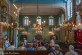 <center>La Synagogue</center>Au premier étage, la salle de prière est une pièce à l'italienne de plan rectangulaire. Richement ornée, elle offre un magnifique ensemble décoratif typique de l’art judéo-comtadin : tabernacle, teba, chandeliers à sept branches, fauteuil du prophète Élie, lustres anciens en cristal, cuivre, fer décoré. En bas, du côté nord et sud, une structure en bois, où se tenaient les femme,s comprend une galerie à baies plein-cintre fermées par une claustra de bois, encadrées par des pilastres doriques. Au dessus, une frise à triglyphes et métopes.