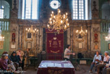 <center>La Synagogue</center>Le sanctuaire comprend cinq travées.  Travées externes en légère saillie couronnées d'un pot à feu et percées d'une niche plein-cintre abritant le fauteuil d'Elie.