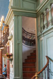 <center>La Synagogue</center>On accède à la tribune par des volées symétriques convergentes.
