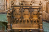 <center>La Synagogue</center>La lampe de Hanouka, à gauche de l’arche, est utilisée pour la fête des lumières commémorant la libération du Temple de Jérusalem par Judas Maccabée en 165 avant notre ère, souvenir du miracle de la fiole d’huile qui brûla huit jours durant.