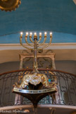 <center>La Synagogue</center>Les lampes : lors du séjour des Hébreux dans le désert, l’Eternel ordonna la fabrication de la Menorah, le candélabre à 7 branches. Elle disparut du Temple lors de sa destruction en 70.
