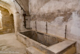 <center>La Synagogue</center>En sous-sol le mikvé, la piscine rituelle des femmes (XIVe siècle). Ce bain rituel répond à l’exigence de pureté faite aux femmes en rapport avec la liturgie du temple : l’impureté liée aux différents actes de la vie impose la re-naissance, la régénération grâce au mikvé. Il doit être creusé à même le sol et alimenté par une source d’eau naturelle.
Le premier est un petit bassin rectangulaire de 1,30 m. de profondeur avec un escalier de sept marches, muni d’un système de pompe à main pour amener l’eau préalablement chauffée dans une cuve attenante.