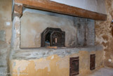 <center>La Synagogue</center>L’autre se compose d’une salle de pétrissage et d’un four indépendant et est réserve à la fabrication des pains azymes (non levés) appelés coudoles en Provence et matzoths dans le reste du pays. Ce sont les seuls pains autorisés pendants les 8 jours de la pâque juive.