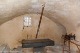 <center>La Synagogue</center>La table de pétrissage porte encore le nom en hébreu de son donateur : Gad de Digne 1152.