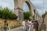 <center>L'aqueduc</center>Clément V décide de faire construire un aqueduc, reconstruit au début du XVIII éme siècle dans la mollase de Caromb par l'architecte Antoine d'Allemand. Sa longueur est de 630 m, il achemine l'eau des sources de Caromb.