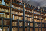 <center>Bibliothèque Inguimbertine.</center>Nommé évêque de Carpentras en 1735, Joseph-Dominique d'Inguimbert rapporta de Rome environ 4 000 volumes, des tableaux, des estampes... La mise en vente de la bibliothèque du président de Mazaugues lui donna l'occasion d'enrichir la sienne : environ 15 000 volumes, 4 000 médailles, divers objets d'art et de curiosité prirent le chemin de Carpentras en 1745. En 1747 il acheta au baron de Trimond, neveu et héritier des Mazaugues, les dossiers et minutes de correspondance de Peiresc qui participent grandement à la renommée de l'Inguimbertine.
Nicolas fabri de Peiresc, parlementaire aixois, correspondait avec les plus grands esprits de son temps : Galilée, gassendi, Rubens et grotius.