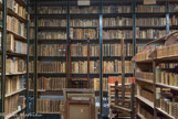 <center>Bibliothèque Inguimbertine.</center>La municipalité déménage en 1847 les collections en un hôtel particulier dans lequel la bibliothèque, avec ses rayonnages et son classement du dix-huitième siècle, se trouve encore.