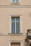 <center>Le palais de justice.</center>Les décorations des fenêtres, comme la porte, ont un décrochement à crossettes : la partie supérieure est plus large que l'inférieure.