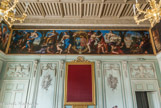<center>Le palais de justice.</center>A gauche, l'enlèvement des sabines,la  justice représentée par la femme avec des faisceaux liés et l'injustice allongée, au centre, blason du roi Louis XIIIavec le L, soutenu par la  trompette de la renommée, à droite, la paix avec une couronne d'olivier, et la  guerre avec le flambeau, puis une scène de violence, avec, en fond, les ruines d'un temple,
