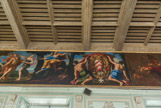 <center>Le palais de justice.</center>La jeunesse, avec à ses pieds la vieillesse. Au centre le blason du cardinal de Richelieu.