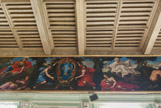 <center>Le palais de justice.</center>A droite, drapée de blanc, tenant un  lis, la pureté ou la chasteté, et dessous, la luxure.