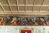 <center>Le palais de justice.</center>Une grande fresque peinte dans la salle principale, occupant presque un quart de la hauteur de la pièce et ses quatre murs, attribuée à Giovanni Romanelli, élève de Pierre de Cortone, représente des personnages mythologiques et allégoriques.
A gauche, la femme en blanc avec la croix représente la religion et celle dessous en rouge, le paganisme. Au centre, les armoiries des Bicchi. A droite, la femme avec une corne d'abondance, bras ouvert, en jaune représente la bonté, a coté d'elle, la famille reconnaissante, en dessous, avec une tenaille, l'avarice. Au fond, entre deux arbres, St Pierre de Rome.