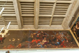 <center>Le palais de justice.</center>Une partie effacée, représentant un combat.