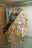 <center>Tourmaline sur quartz</center>