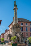 <center>Fontaine des éléphants ou des quatre sans culs.</center>Sur les éléphants se dresse une grande colonne, symbolisée par un tronc de palmier. Elle porte en son sommet la statue du Général et sa base est ornée d'une grande variété de trophées : « Des armes persanes, mogholes, hindoues ; divers objets rappelant les mœurs, les arts et la civilisation des peuples que le général de Boigne a combattus ou gouvernés, composent les trophées »