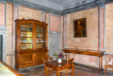<center></center><center>Les Charmettes.</center>La salle à manger. Les deux pièces du rez-de-chaussée, salle à manger et salon de musique, sont décorées de peintures en trompe-l'œil à la mode italienne.