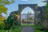 <center></center><center>Le château de Thomas II. </center>Un lieu de rendez-vous agréable, propice à la chasse et à la pêche. Situé au centre de leur domaine, proche de Chambéry ou de Hautecombe, ils pouvaient par chemin ou voie d'eau gagner aussi bien la Bresse, que le Viennois, le Genevois ou encore Avignon.