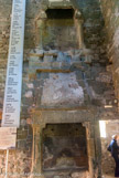 <center></center><center>Le château de Thomas II. </center> Tour nord-ouest. Deux cheminées en molasse dont celle du bas pourvue encore de sa hotte. .