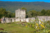 <center></center><center>Le château de Thomas II. </center> La tour nord-ouest (le donjon) est la plus importante. Elle comportait quatre étages et mesurait 18 mètres de haut et 10 mètres de côté. Les planchers des différents étages ont disparu mais on peut encore voir les cheminées en molasse et les latrines à chaque étage. Les fenêtres à coussièges étaient fermées par du verre, signe de modernité et de confort. Un escalier à vis dessert les différents étages.