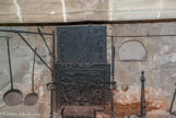 <center></center><center>Le prieuré Saint-Maurice. </center>Sur la plaque de cheminée  les quatre vertus cardinales et les trois vertus théologales sont représentées sous les traits de cinq femmes reconnaissables par leurs attributs.