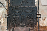 <center></center><center>Le prieuré Saint-Maurice. </center>A gauche, deux vertus cardinales : la force (le glaive) et la justice (la balance, ici la colonne  ?) . A droite les deux autres :  la prudence (miroir et serpent)
et la tempérance (deux récipients avec de l’eau passant de l’un à l’autre). Au centre, les trois vertus théologales :  la foi (colombe ou croix tréflée, un livre ou un ostensoir, ici la femme voilée ?), l’espérance (une ancre ou une barque) et la charité (un cœur enflammé).