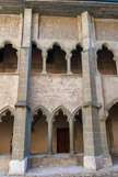 <center></center><center>Le prieuré Saint-Maurice. </center> Autre particularité : la galerie supérieure est de style roman et la galerie inférieure de style gothique. Dans un bâtiment, les parties anciennes sont normalement en bas des monuments… La galerie supérieure a été construite au XIIIème siècle et fait partie de l’ancien cloître.Au XVe siècle, le prieur Aynard de Luyrieux, issu d'une noble famille du Bugey, puis son neveu Oddon de Luyrieux, en entreprennent la restauration. Ces deux étapes expliquent la juxtaposition de deux architectures différentes.
