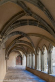 <center></center><center>Le prieuré Saint-Maurice. </center> Le cloître, autour duquel s’articulent les pièces, mais aussi la vie monastique, possède quelques particularités. Tout d’abord il n’est pas complet puisqu’un seul côté est pourvu d’une galerie. Apparemment il n’aurait pas été achevé. La galerie actuelle date du XVème siècle. C’est Oddon de Luyrieux, prieur, qui l’a faite réaliser dans le style gothique.