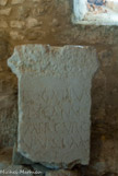<center></center><center>L'église paroissiale Saint-Laurent </center> Un petit autel votif dont le dessus est creusé d’une rainure et d’une encoche pour l’écoulement des libations porte l’inscription :
LUCIUS CATIUS LUCANUS MERCURIO
V.V.S..L.M
signifiant : (V.V.S..L.M : ut voverat solvit libens merito) Lucius Catius a érigé cet autel à Mercure comme il en avait fait le vœu.