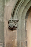 <center></center><center>L'église paroissiale Saint-Laurent </center> Modillon sculpté en demi-relief représentan un ange en buste tenant l'écu des Luyrieux. 4e quart 15e siècle
