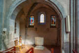 <center></center><center>L'église paroissiale Saint-Laurent </center> La chapelle des fonts baptismaux0. Les chapelles latérales ont conservé leur arcature en plein cintre et leurs fenêtres romanes. A gauche en entrant, on remarque un bénitier rectangulaire du XIIIe siècle.