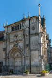 <center></center><center>L'abbaye de Hautecombe. </center> Auparavant, l'entrée s'effectuait au nord, par la chapelle de Belley qui conserve sa porte sculptée du XVIe siècle.
En 1992, au départ des moines, l'archevêque de Chambéry a appelé la Communauté du Chemin-Neuf à poursuivre la vocation de prière et d'accueil de ce lieu.